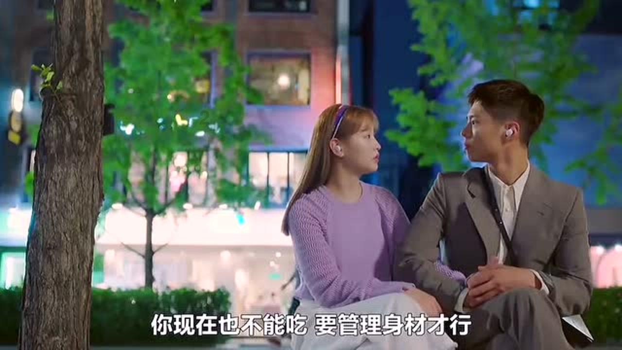 黄磊老婆晒多多妹妹臭美照,偷穿妈妈高跟鞋,配碎花裙复古俏皮