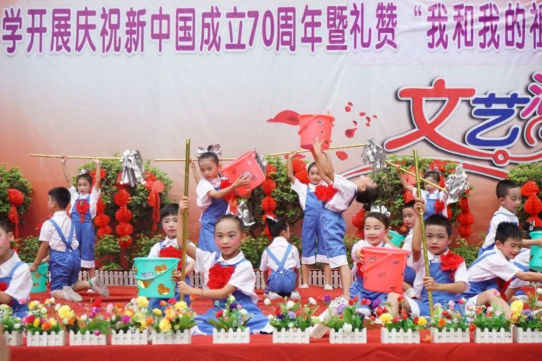 54岁许晴引人关注,揭开她至今未嫁的谜团,一张草丛旧照道出真相