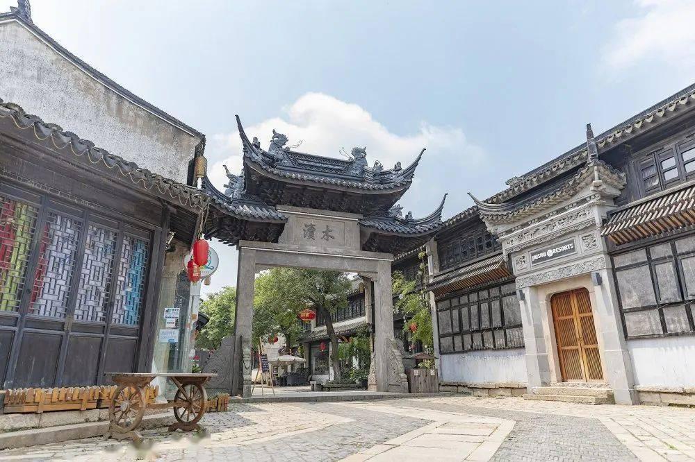 【文化润企】东方红:挂彩灯制雪雕 扮靓林城迎新春